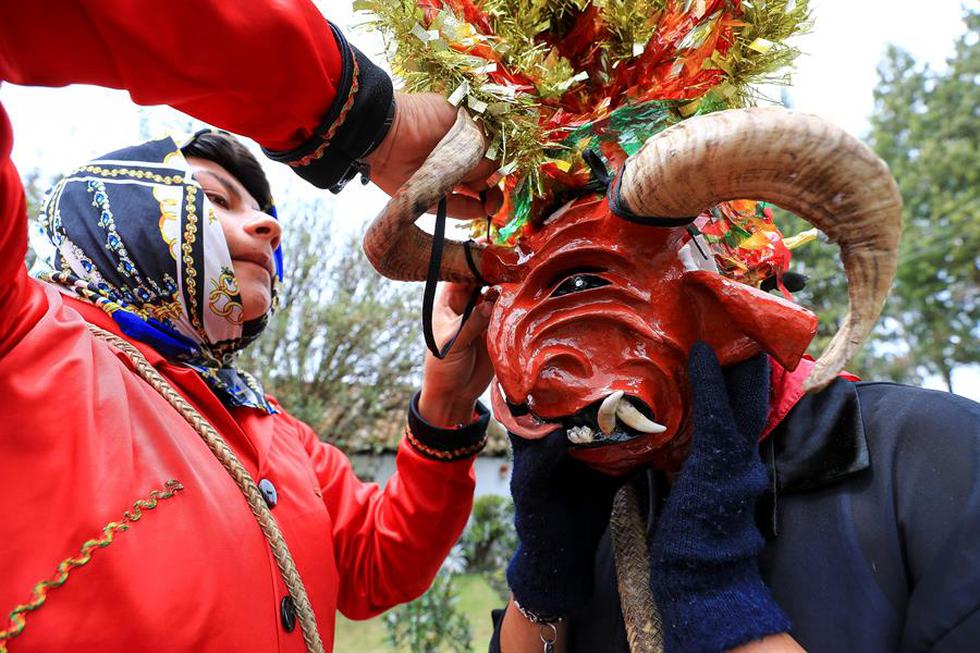 Los diablos de Píllaro, una ciudad ecuatoriana enclavada en el corazón de los Andes del país, salieron este viernes a bailar en vivo, en un desafío virtual a la pandemia del coronavirus, que también amenazó este tradicional festejo de Año Nuevo. (Foto: EFE/José Jácome)