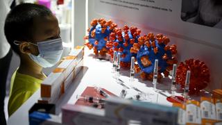 China exhibe por primera vez sus potenciales vacunas contra el coronavirus en feria comercial 
