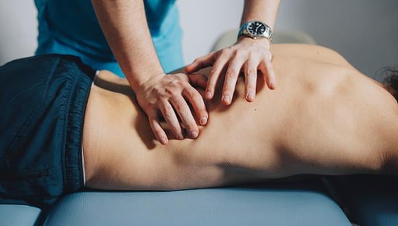 La pseudociencia que más se ha colado entre las técnicas de elección de los fisioterapeutas en España, es la osteopatía. (Foto: Getty Images)