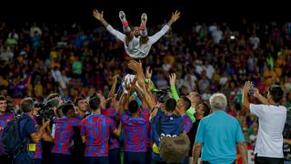 Dani Alves fue levantado por los aires por los jugadores del Barcelona en honor a su despedida