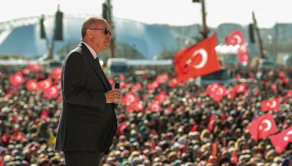 Aunque se trata de elecciones municipales, Erdogan es el principal orador en todos los mítines del AKP y su estrategia es plantear la campaña como una cuestión nacional de defensa de Turquía. (Foto: AFP)