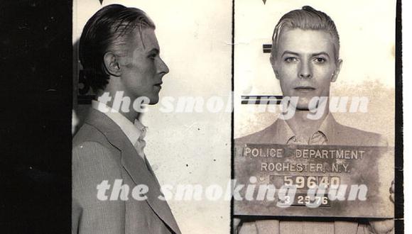 David Bowie: Mira el 'mugshot' del artista cuando lo metieron preso (The smoking gun)