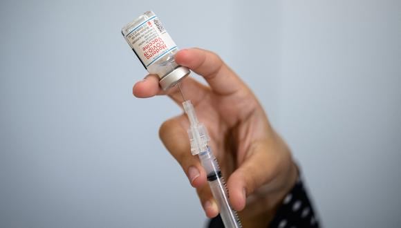 Un miembro del personal médico prepara una jeringa con un vial de la vacuna Moderna en una clínica de vacunación emergente en el Centro Comunitario Judío en el distrito de Staten Island, Nueva York. (Foto: Angela Weiss / AFP)