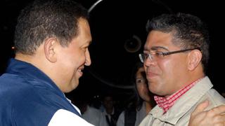 Hugo Chávez “ríe y bromea”, según Elías Jaua