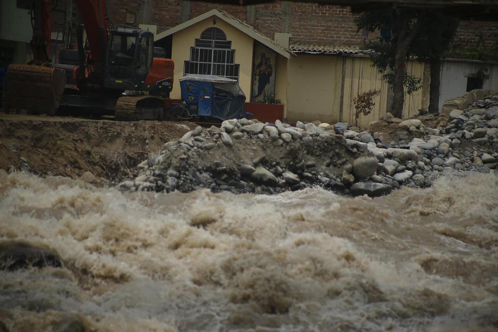 Vecinos de Cantagallo resultan afectados por la crecida del río Rímac. (LuisCenturión/Perú21)