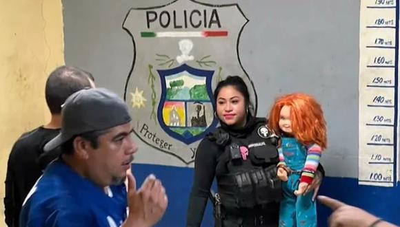 Chucky enmarrocado por la Policía de México (Foto: Twitter).
