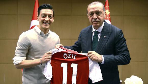 Las polémica foto del ex futbolista de Alemania Mesut Özil y el presidente de Turquía, Recep Tayyip Erdogan. (Foto: AP)