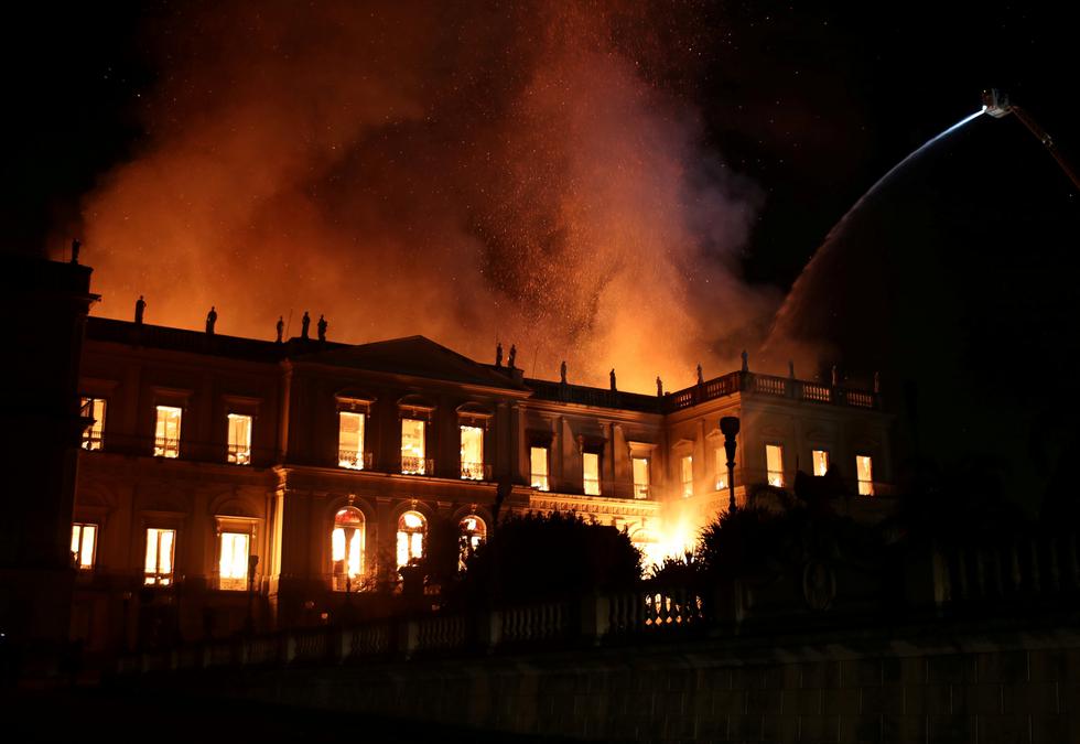Un enorme incendio arrasó un museo de 200 años en Rio de Janeiro el domingo. | Foto: Reuters