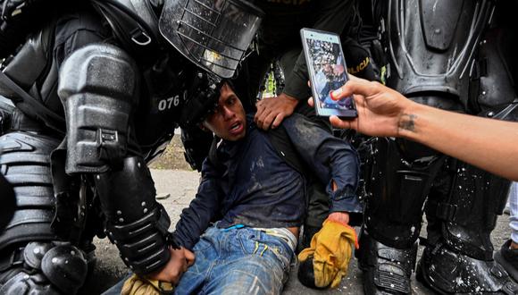 Agentes de la policía colombiana arrestan a un manifestante durante una protesta contra el gobierno en Cali, Colombia, el 10 de mayo de 2021. (Foto: LUIS ROBAYO / AFP)