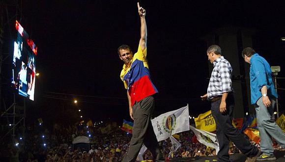 Capriles podría vencer a Chávez por 600 mil votos. (AFP)