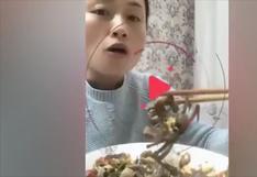 Chica pasó la experiencia más incómoda de su vida cuando quiso comer un cangrejo vivo [VIDEO]