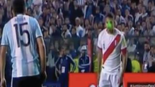 Hinchas argentinos no jugaron limpio y apuntaron con láser rostro de Paolo Guerrero [VIDEO]