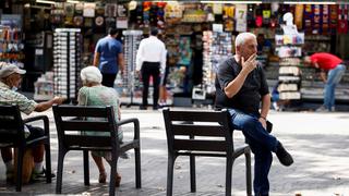 Coronavirus en España: juez anula orden de Madrid que prohíbe fumar en público y el ocio nocturno