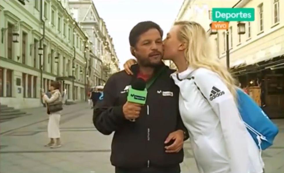 Pedro Eloy recibió un beso de una joven rusa durante trasmisión en vivo. (Movistar Deportes)