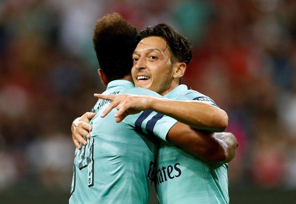 Mesut Ozil anotó el primer gol de este partido que forma parte de la International Champions Cup. (Reuters)