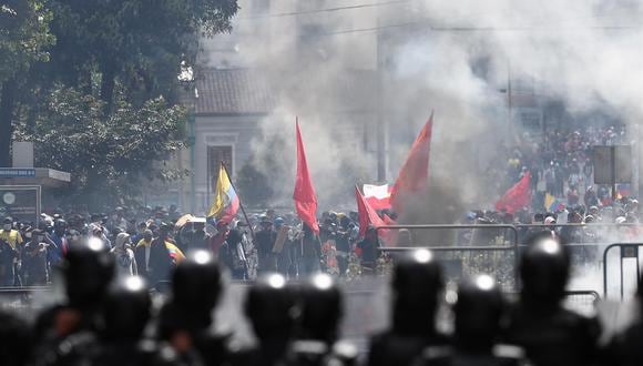 Manifestantes se enfrentan a la policía en las calles de Quito, Ecuador. (EFE/ José Jácome).