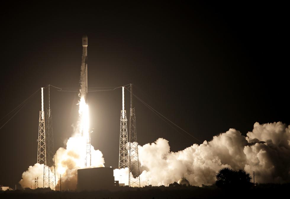 El Falcon 9 es un cohete de dos etapas impulsado por oxígeno líquido y queroseno para cohetes densificado. (Foto: AP)