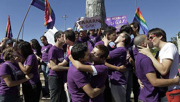 Los gays pueden manifestar su afecto en público. (AP)