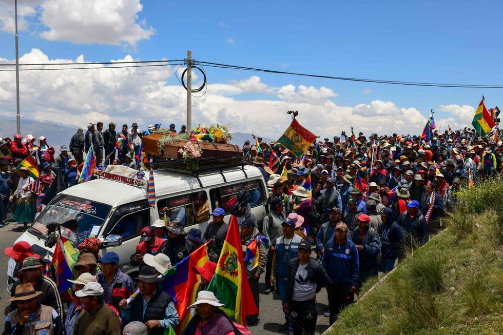 Este jueves miles de personas comenzaron a descender desde El Alto hacia La Paz, Bolivia, ciudades separadas por pocos kilómetros, con los féretros de cinco de los ocho muertos que dejó el martes un operativo de las fuerzas militares y policiales en inmediaciones de Senkata, una planta de distribución de combustibles. (Foto: EFE)