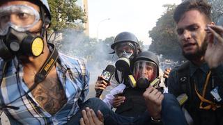 Policía de Nicolás Maduro hirió con mortero a periodista y compañeros lo auxilian [VIDEO]