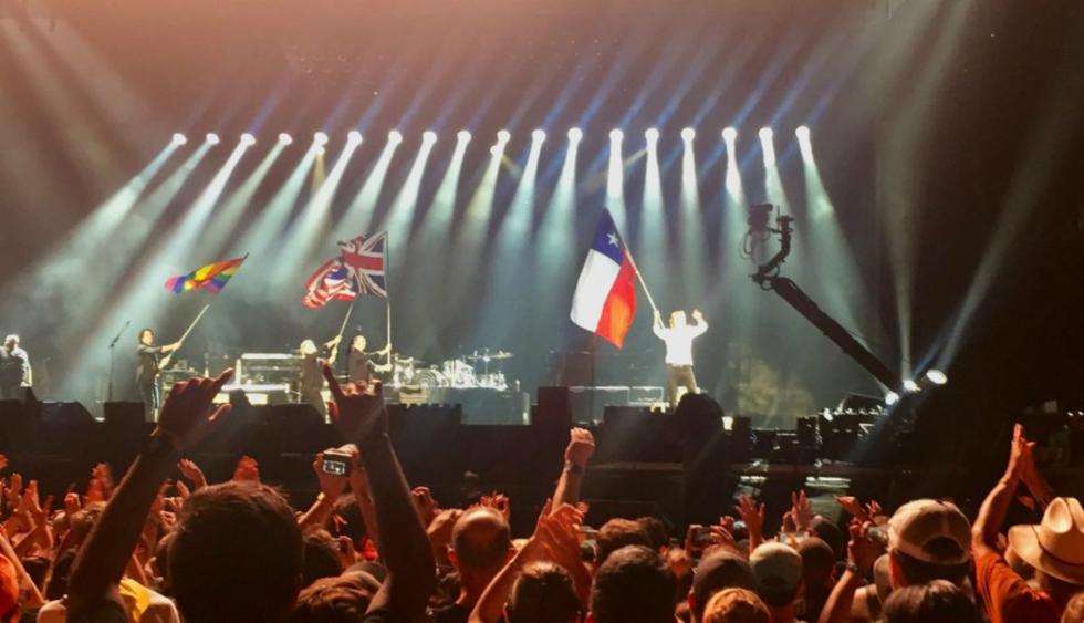 Grande fue la sorpresa de los presentes al percatarse de que lo que debía ser la bandera del estado de Texas era la de Chile. (Foto: Captura/Twitter)