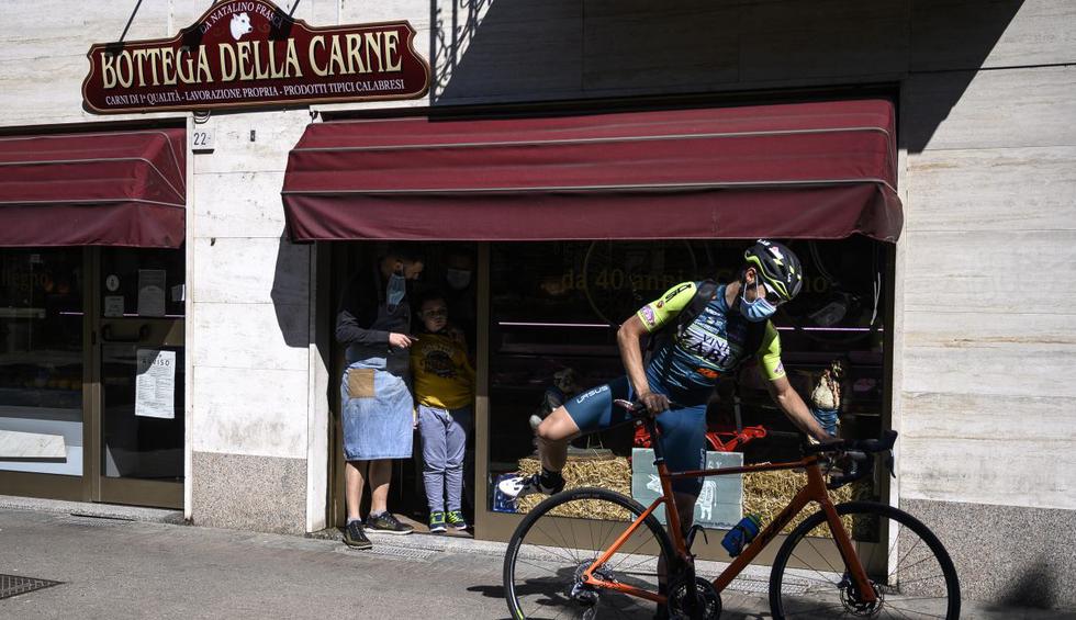 Debería estar preparándose para el Giro de Italia, pero el coronavirus ha pasado por aquí. Así que para ser útil mientras se mantiene en forma, Umberto Marengo, ciclista profesional, monta su bicicleta y hace de repartidor. (MARCO BERTORELLO / AFP).
