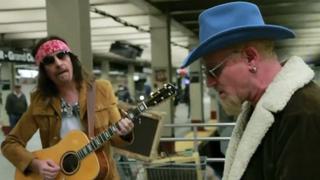 YouTube: U2 dio concierto sorpresa en metro de Nueva York [Video]