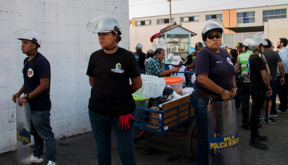 Con apoyo de efectivos de la Policía Nacional, los fiscalizadores de La Victoria pudieron decomisar varias carretillas y triciclos que utilizaban los comerciantes informales. (Difusión)