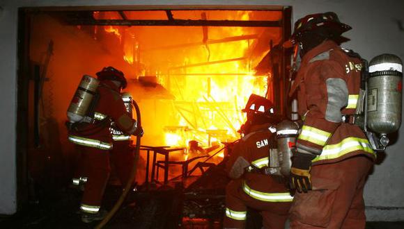 ¡GRAN PELIGRO! Los bomberos tardaron más de dos horas en sofocar las llamas. (José Caja/USI)