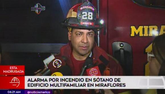 Al lugar del incendio llegaron más de 30 bomberos. (Foto: Captura/América Noticias)