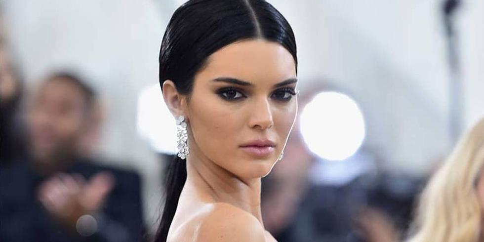 La modelo Kendall Jenner lució un peinado muy llamativo. (Info7)