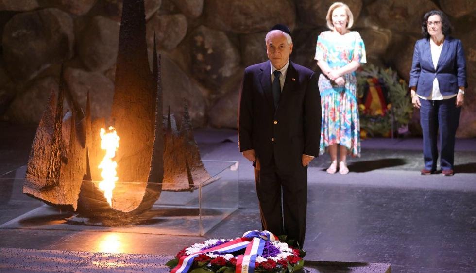 Piñera visita lugares santos y homenajea a niños asesinados en el Holocausto. (Foto: EFE)