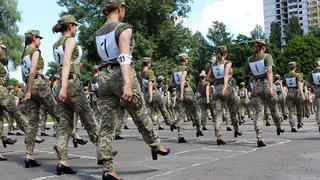 Polémica en Ucrania por zapatos con tacón para mujeres soldados 