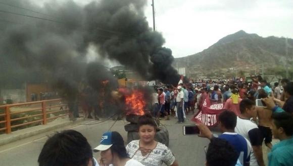 Los manifestantes quemaron llantas en las principales vías de acceso en Olmos.