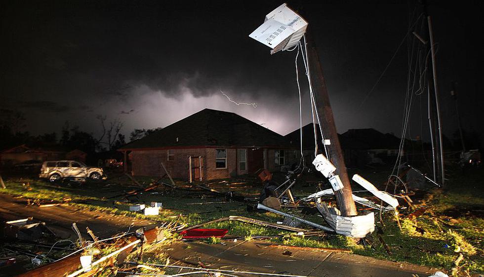 Al menos seis personas murieron y siete permanecen desaparecidas luego de que varios tornados devastaran esta madrugada y la noche del miércoles el centro-norte de Texas, en Estados Unidos. (AP)