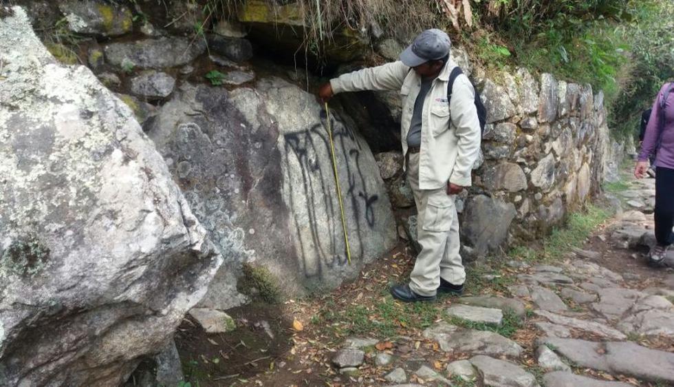 Cusco: Limpiaron pintas realizadas con spray en camino inca que lleva a Machu Picchu. (Difusión)