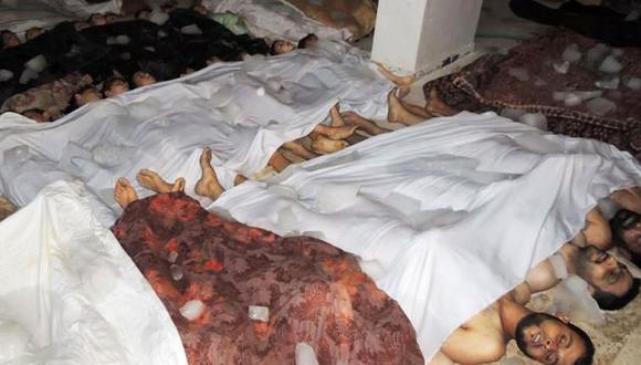 Oposición siria difundió fotos en la que aparecen centenares de muertos. (AFP)