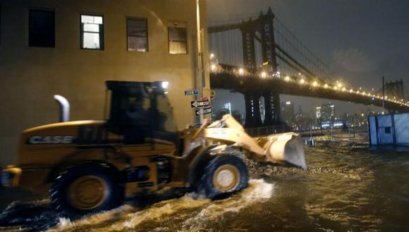 BAJO EL AGUA. Nueva York sufrió su peor inundación al superar la de1821, provocada por un huracán sin nombre. (Reuters)