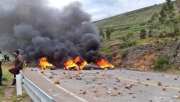 Numerosas piedras y llantas quemadas permanecen en la carretera (Foto: PNP)