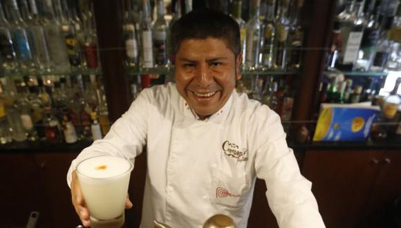 Roberto, desde su barra en el Bar Capitán Meléndez (Miraflores), celebrará hoy el Día del Pisco Sour. (Mario Zapata/Perú21)