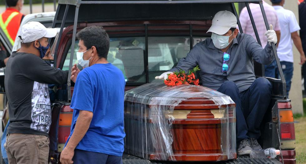 Familiares de una víctima del nuevo coronavirus arriban al cementerio Parque de la Paz en Guayaquil. (AFP / José SÁNCHEZ / Referencial).