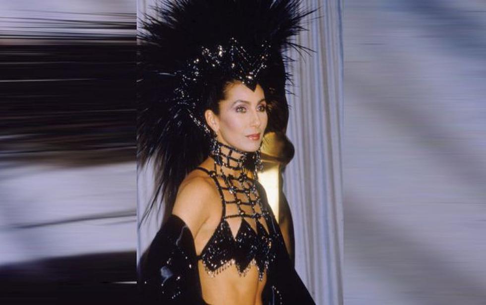 Cher llegó toda de negro y con un modelo digno de un carnaval a los premios Oscar de 1986. (Getty)