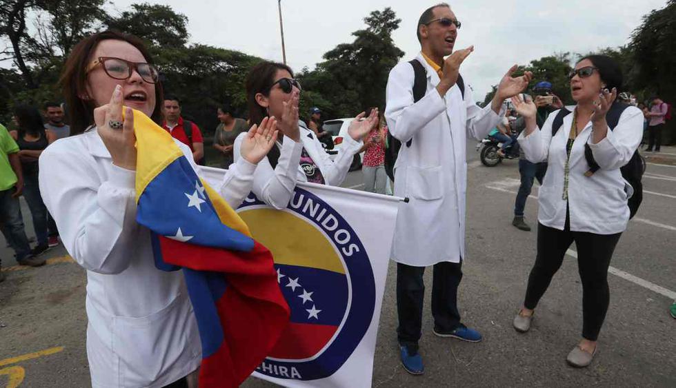 Más de 30 médicos venezolanos participan en una manifestación este domingo en el puente Tienditas, uno de los que conecta a Venezuela con Colombia, en Cúcuta (Colombia). (Foto: EFE)