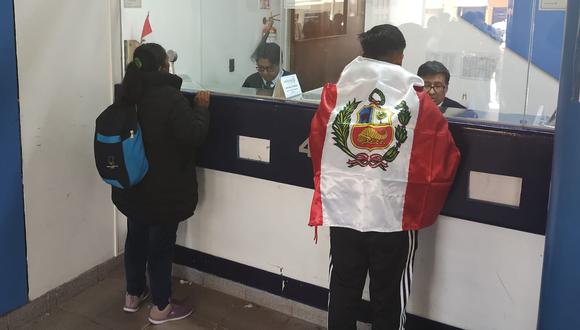 Hinchas peruanos cruzan frontera con Bolivia a pie (Foto: Migraciones).