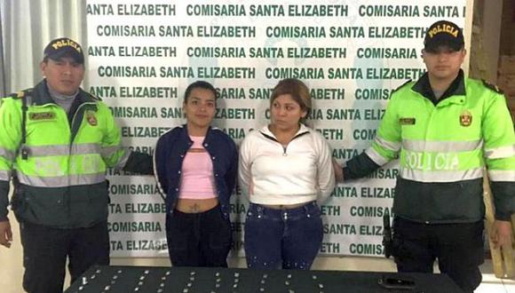 Claudia Aro Salazar, quien viste un jean azul en la foto, será denunciada por resistencia y violencia a la autoridad, tenencia ilegal de drogas y peligro común. (Foto: Andina)
