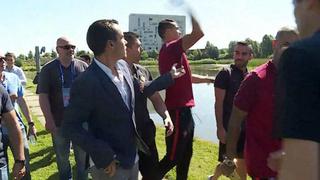 Cristiano Ronaldo perdió los papeles y arrojó micrófono de periodista al agua [Video]