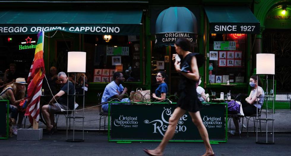 Imagen referencial. Las personas caminan por las mesas ubicadas fuera de un restaurante de Manhattan en Nueva York tras relajar las medidas por el coronavirus. (Spencer Platt/Getty Images/AFP).