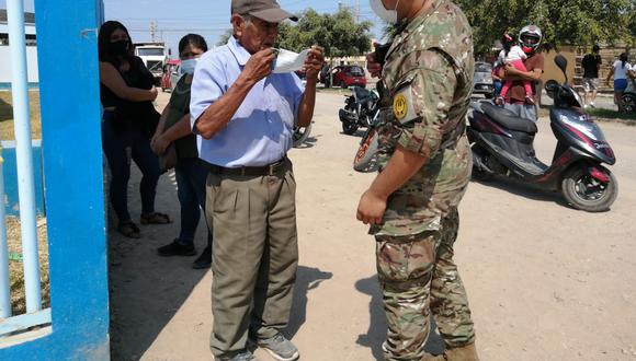 Elecciones 2021: adulto mayor acudió a votar sin mascarilla y un integrante del Ejército le obsequió una, en Ica (Foto: GEC)