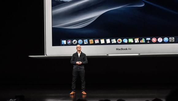 Tim Cook, CEO de Apple, durante la presentación de la nueva versión de su computadora portátil. (Foto: AP)