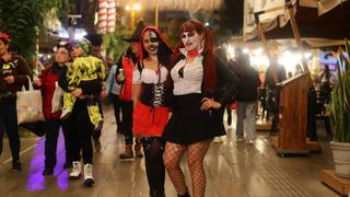 Día de Halloween: Limeños llegan a calle de las Pizzas en Miraflores para celebrar la Noche de Brujas 